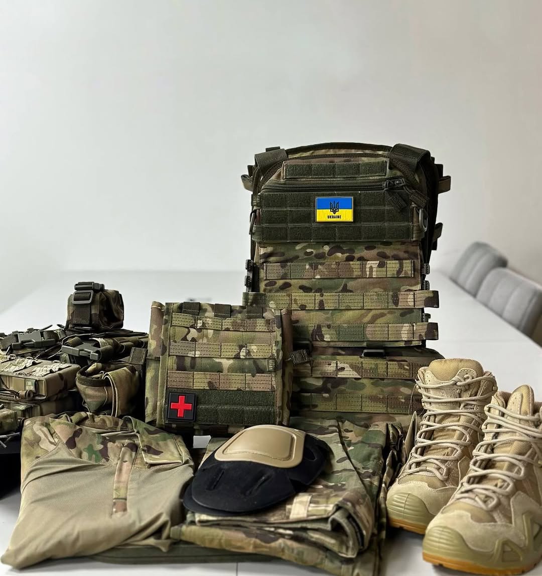 Incora передала повний набір бойового спорядження захиснику з 96-ї зенітно-ракетної Київської бригади.

У комплект входять:

- плитоноска
- тактичний пояс
- одинарні підсумки під АК
- оновлені підсумки для АК
- підсумок під рацію
- підгранатник
- сумка скидання
- тактична сідушка
- підсумки під турнікет
- підсумок під аптечку

Крім комплекту передали також і форму:

- сорочка тактична
- штани з наколінниками
- літні черевики
