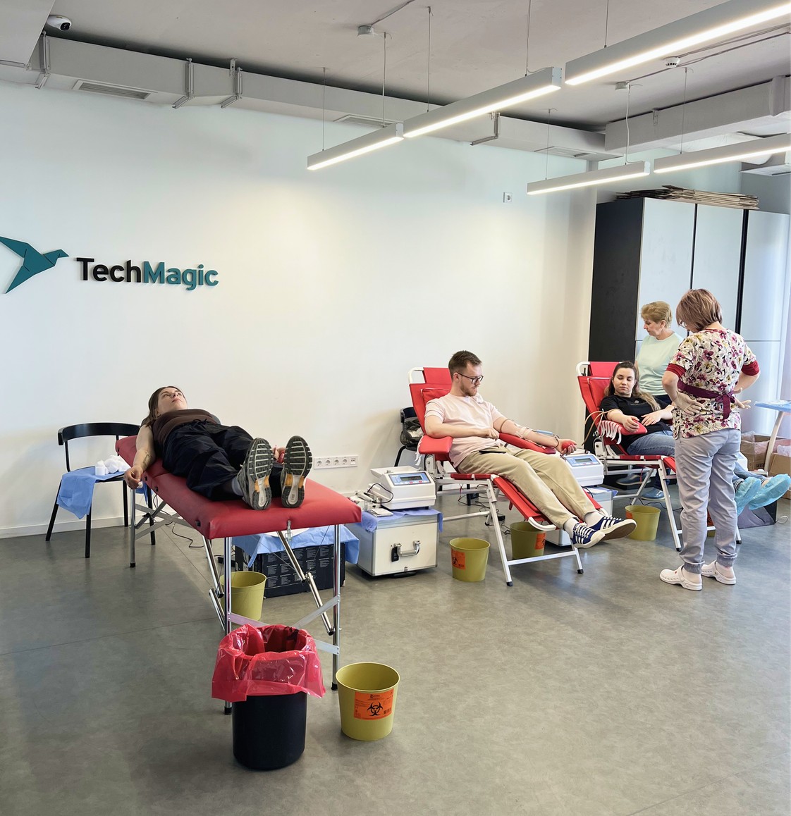 У квітні 2026-го в офісі TechMagic відбувся восьмий корпоративний День донора: разом із партнерами зібрали близько 6,4 л крові для Львівського обласного центру крові. Проєкт донорства TechMagic веде з березня 2023-го спільно з ГО «Агенти крові».