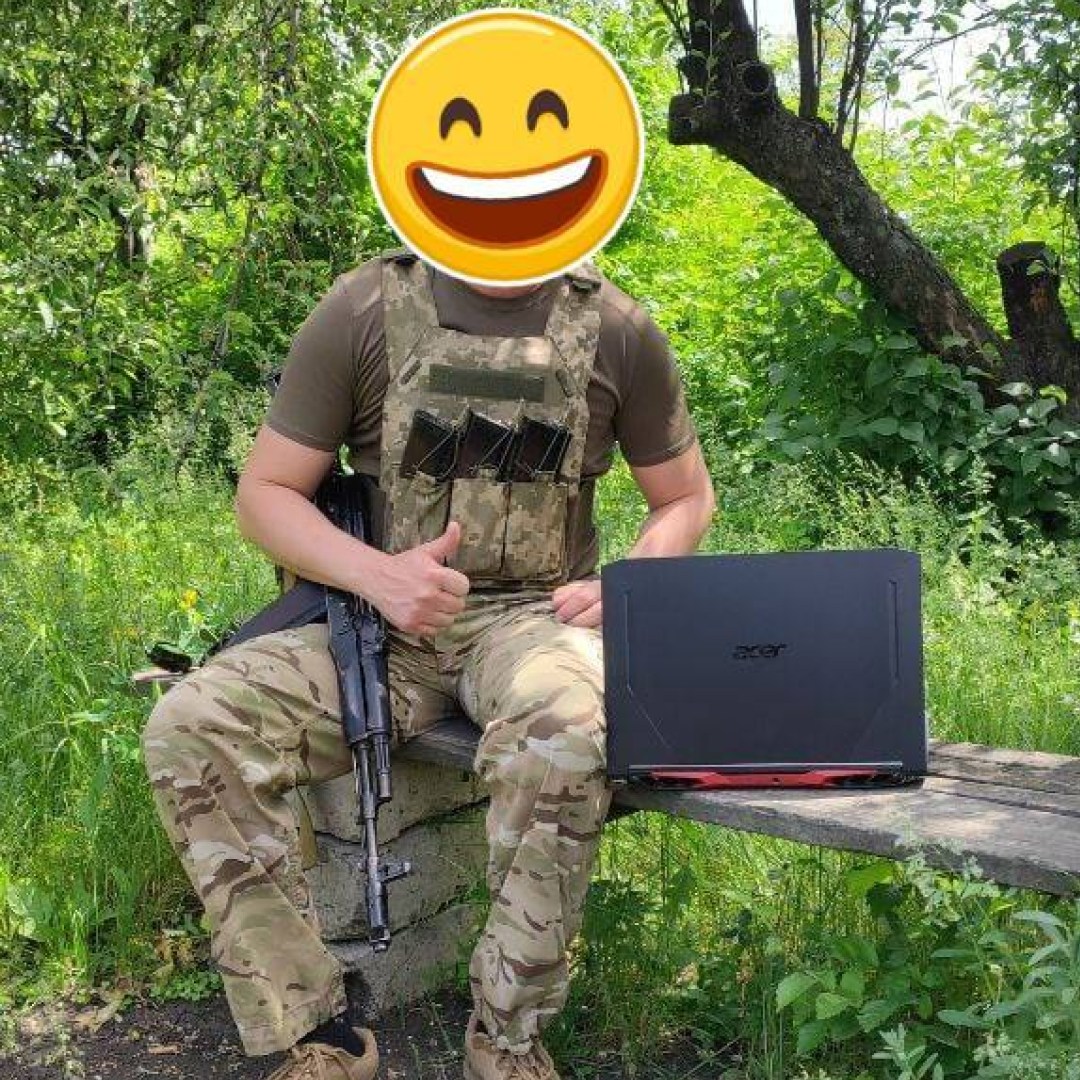 За перші 110 днів війни Onix-Systems направила 4 869 450 гривень на потреби ЗСУ. У тому числі внески у благодійні фонди та придбання елементів амуніції, електроніки, будматеріалів і предметів першої необхідності. Так, до прикладу, допомогли купити автомобіль для тероборони та для швидкої допомоги; а військовому госпіталю, де працює їхній колега, облаштувати ванні кімнати.
Колеги компанії організовують збори, щойно надходить запит та закривають їх за лічені години. Рекордним став збір, що тривав лише 7 хвилин. Долучаються й до інших волонтерських зборів, завдяки яким вдалося придбати автомобілі, тепловізори, дрони, планшети, сонячні електропанелі, генератори, медикаменти й безліч інших необхідних речей для наших бійців.