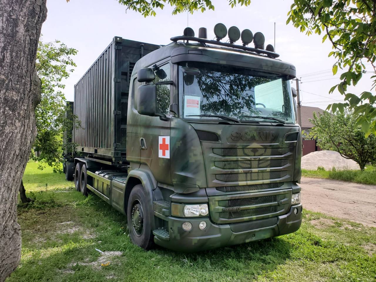 Заради порятунку життів військовослужбовців в рамках проєкту "Мобільний шпиталь" було створено дві пересувні операційні, які були передані військовим медикам на початку грудня. Третя операційна наразі в процесі створення.