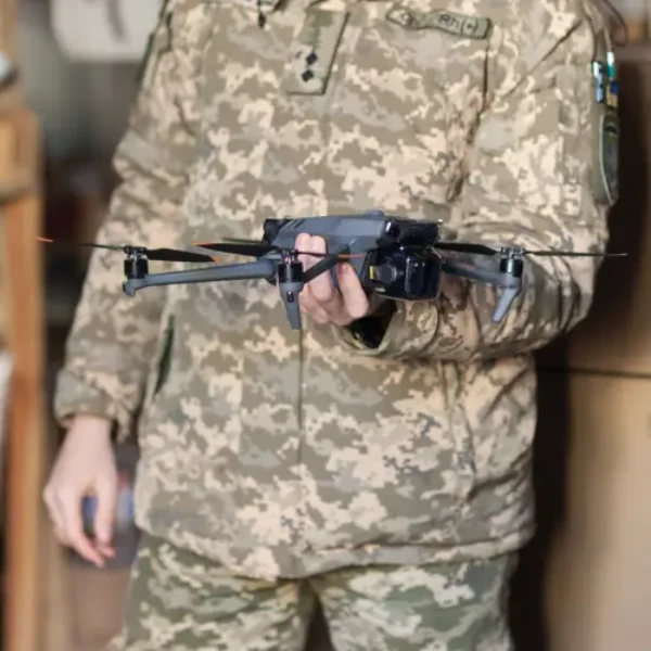 Щодня Нова пошта доставляє тисячі посилок з допомогою для військових. Один із таких вантажів передали легендарній 3-й окремій танковій Залізній бригаді та придбали на 2,7 млн грн партію спеціального військового обладнання: квадрокоптери, додаткові батареї та генератори.