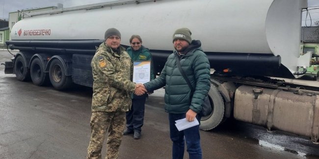 Від початку повномасштабного вторгнення мережа ОККО передала для потреб ЗСУ 8 автотягачів, 7 напівпричепів-паливоцистерн та 2 напівпричепи-авіазаправники. Завдяки цій техніці захисники можуть краще налагодити логістику забезпечення нафтопродуктами. 
Остання така передача відбулася на початку лютого 2024 року, коли автоцистерну марки Everlast з об'ємом 35 кубометрів отримав від ОККО 228 окремий батальйон логістики ЗСУ. За словами командира підрозділу, така великотоннажна цистерна може закривати потребу в пальному одного танкового батальйону і здатна замінити кілька малих паливовозів.