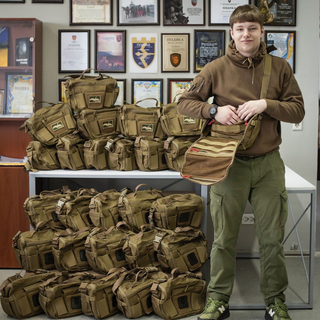 ORIL спільно з благодійним фондом "Лелека-Україна" придбали медичні сумки для українських бойових медиків. Такі сумки, укомплектовані необхідними медичними матеріалами та інструментами, допомагають швидко та ефективно надавати допомогу пораненим військовим та цивільним у зоні бойових дій.