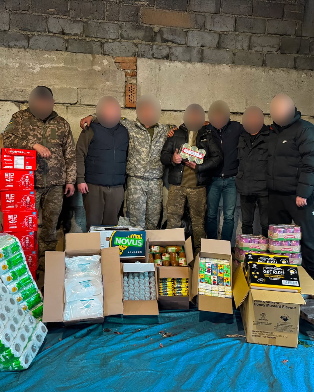 У магазинах NOVUS продовжується ініціатива «Кошик для ЗСУ» — спосіб підтримати наших захисників і захисниць. Кожен охочий може придбати продукти чи товари першої необхідності й залишити їх у спеціальних кошиках «Допомога ЗСУ».

За 2024 рік продукти передали понад 10 000 військовим.