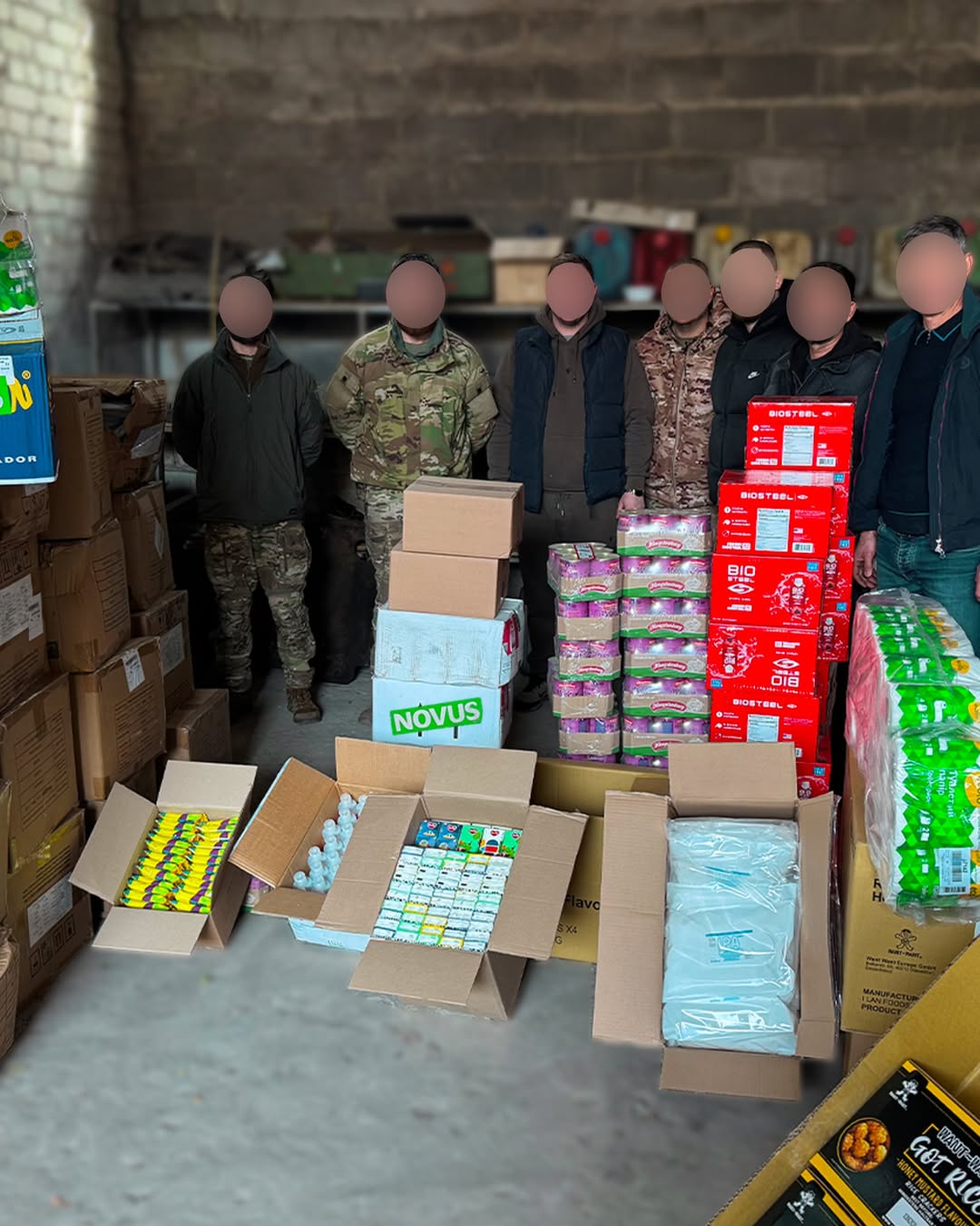 У магазинах NOVUS продовжується ініціатива «Кошик для ЗСУ» — спосіб підтримати наших захисників і захисниць. Кожен охочий може придбати продукти чи товари першої необхідності й залишити їх у спеціальних кошиках «Допомога ЗСУ».

За 2024 рік продукти передали понад 10 000 військовим.
