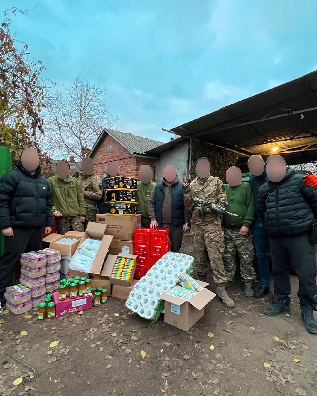 У магазинах NOVUS продовжується ініціатива «Кошик для ЗСУ» — спосіб підтримати наших захисників і захисниць. Кожен охочий може придбати продукти чи товари першої необхідності й залишити їх у спеціальних кошиках «Допомога ЗСУ».

За 2024 рік продукти передали понад 10 000 військовим.