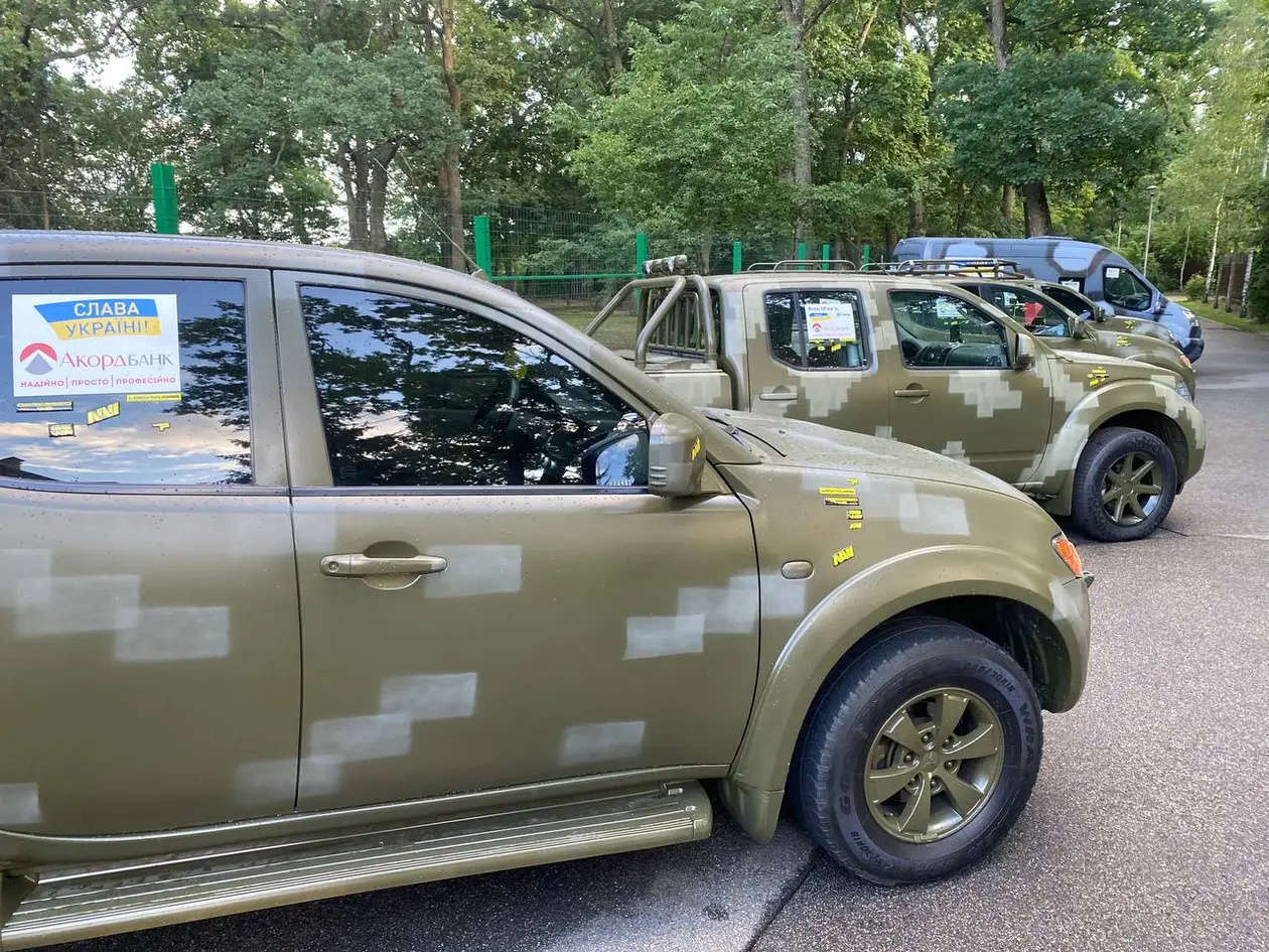 NAVI спільно з банком «Акордбанк» передали на потреби ЗСУ та правоохоронних органів 120 броньованих та багатоцільових авто.
