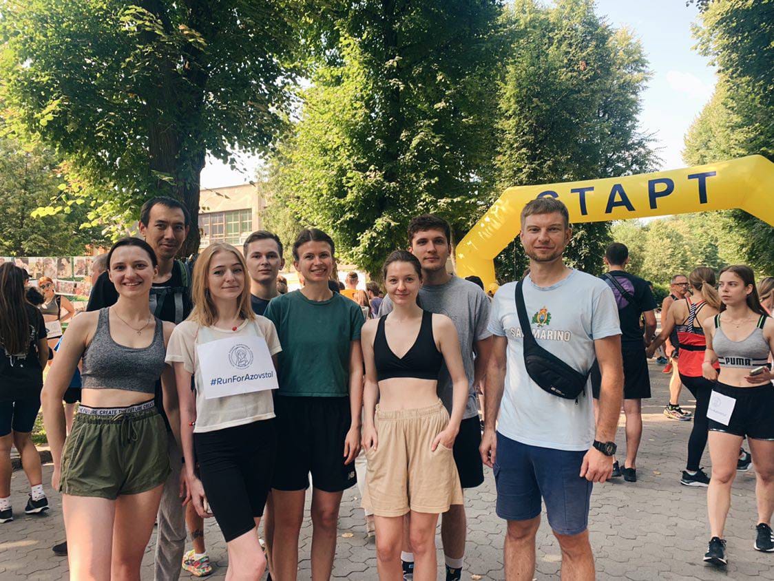 Влітку 2022 року спвіробітники Abto Software взяли участь у двох забігах — і обидва з них на підтримку армії.

Перший благодійний онлайн-забіг для ЗСУ тривав місяць, з 1.06 по 30.06. В ньому взяли участь Олександр Маковейчук, Степан Смаль та Наталя Слободян. Вони пробігли 10 км та допомогли зібрати кошти на потребу кошти армії. 

Другий відбувся з 23 по 30 липня. Це спортивний флешмоб “Біжу за Азовсталь”, що був покликаний нагадати світу про оборонців Маріуполя. Долучитись до нього міг кожен.
