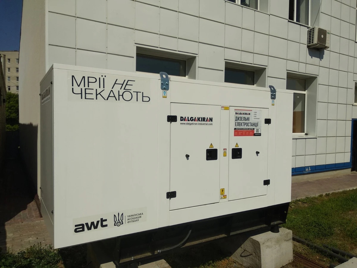 Станом на липень 2026-го «АВТ Баварія» спрямувала понад 4 млн грн на генератори, інвертори та системи освітлення для дитячих спортивних шкіл. Так компанія реалізувала соціальний проєкт «Мрії не чекають» у межах чотирирічного партнерства з Українською асоціацією футболу. Обладнання встановлено в ДЮСШ № 21 у Києві, а також у спортивних школах Запоріжжя, Сум і Миколаєва, щоб діти могли тренуватися навіть під час відключень електроенергії.