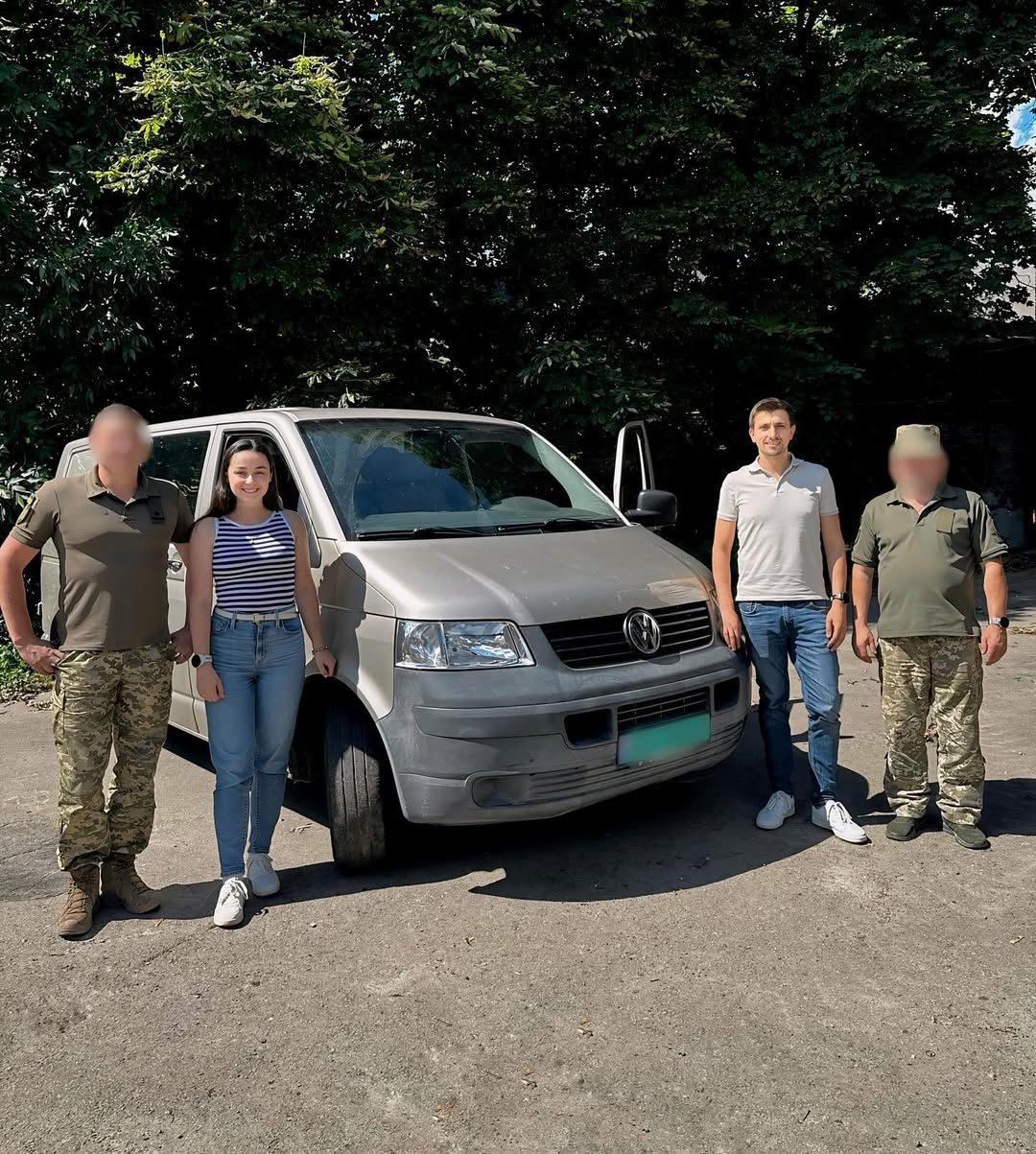 Incora придбала четверту з десяти автівок у 2024 році - вантажний бус VW T5 з повним приводом. Автівку передали 15-й окремій бригаді артилерійської розвідки “Чорний ліс”.
