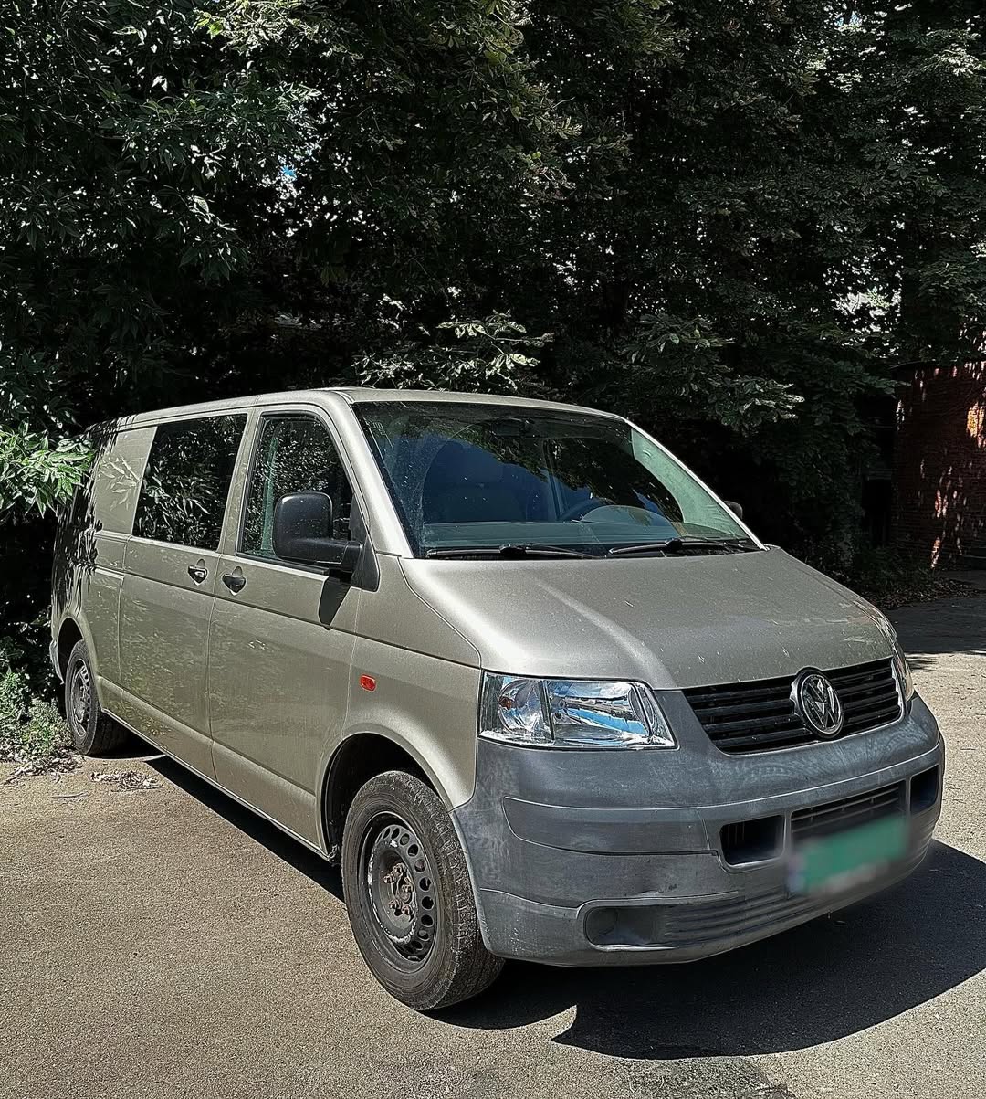 Incora придбала четверту з десяти автівок у 2024 році - вантажний бус VW T5 з повним приводом. Автівку передали 15-й окремій бригаді артилерійської розвідки “Чорний ліс”.
