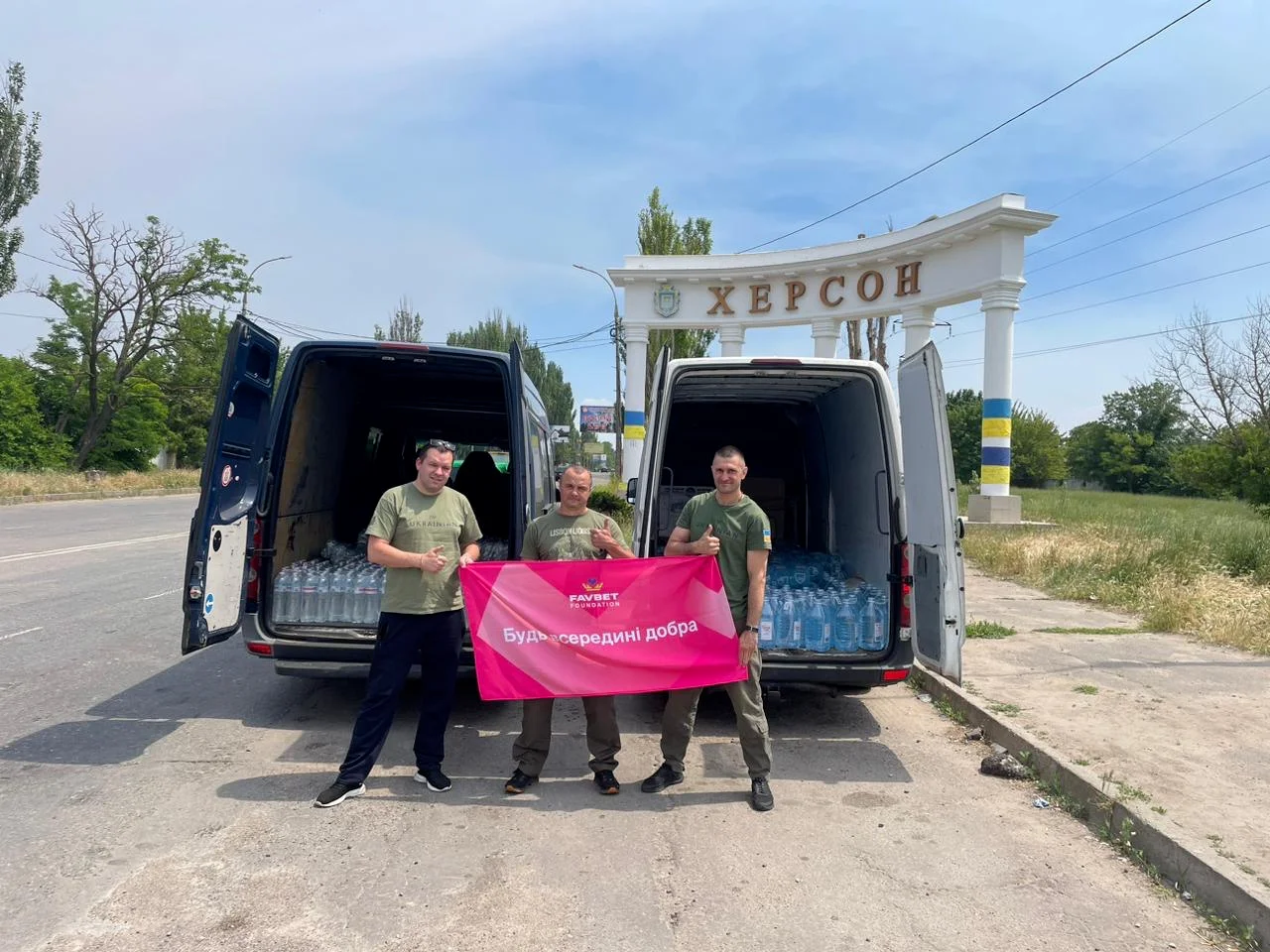 Представники компанії взяли безпосередню участь у доставленні гуманітарної допомоги на Херсонщину. 