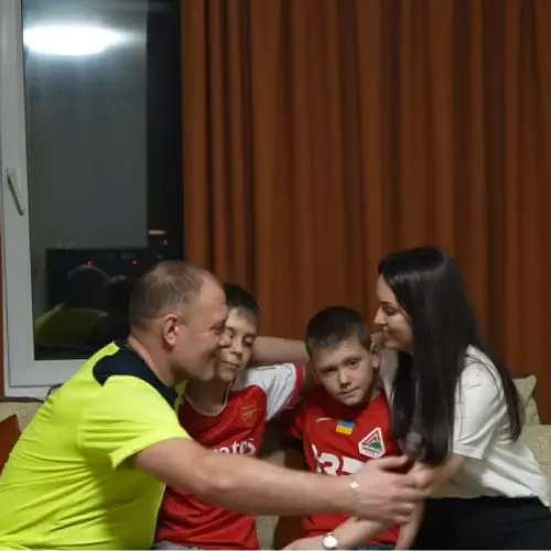 "Нова пошта" разом із футболістом Олександром Зінченком втілили мрію родини Петрових із Бахмута. 

Компанія дізналася про історію двох братів Саші та Артура. Вони обожнювали футбол і тренувалися у рідному місті. Проте сім’я була змушена виїхати із Бахмута, коли росіяни знищили їх будинок. Відтоді велика родина перебралася до Києва, де їм довелося тулитися в маленькій квартирі. Спільно з Олександром Зінченком "Нова пошта" вирішила придбати квартиру для сім’ї. Тепер у кожного є свій простір, а неподалік від домівки  розташований футбольний клуб «Локомотив», де Сашко та Артур зможуть продовжувати тренування.