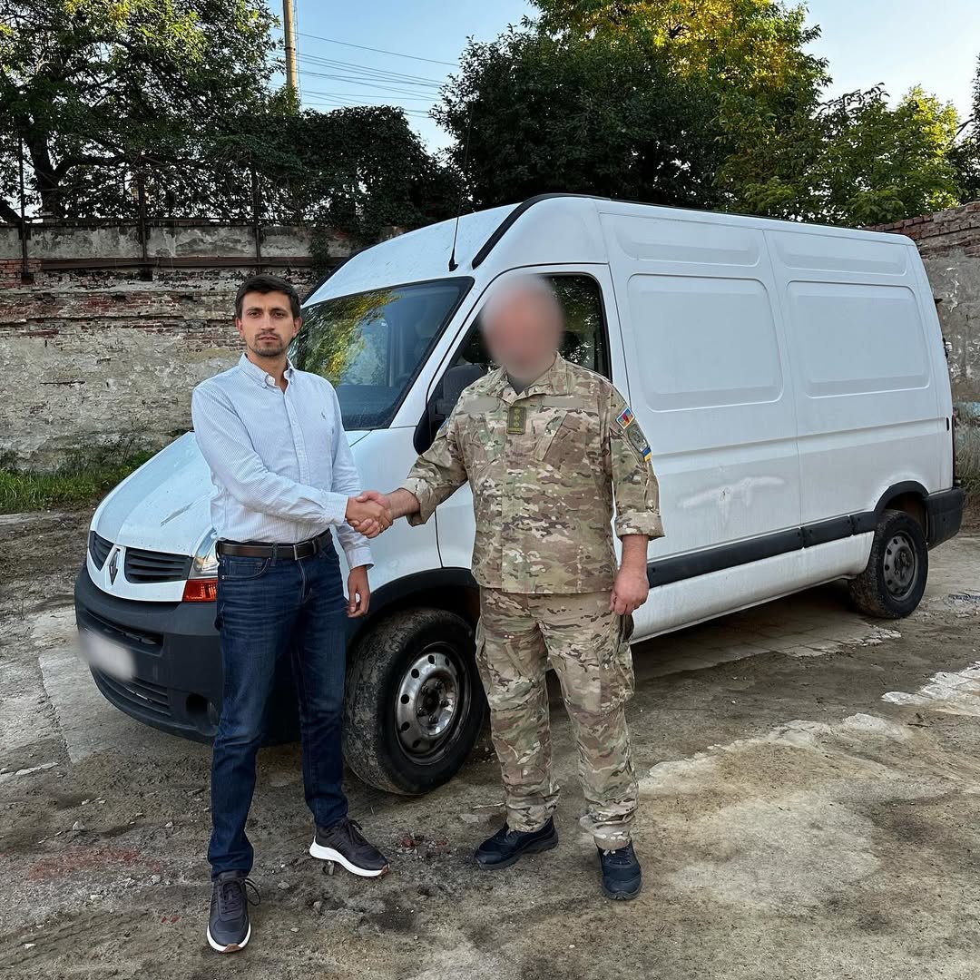 Incora передала шосту з десяти автівок - для 5-го Прикордонного загону Державної Прикордонної Служби України. Цього разу не стандартний пікап чи джип, а бус - через те, що саме така автівка потрібна для обладнання мобільної виробничої майстерні для безпілотної авіації. Тобто бус перетворився на майстерню для дронів, яка підсилила наших захисників на Сумському напрямку.