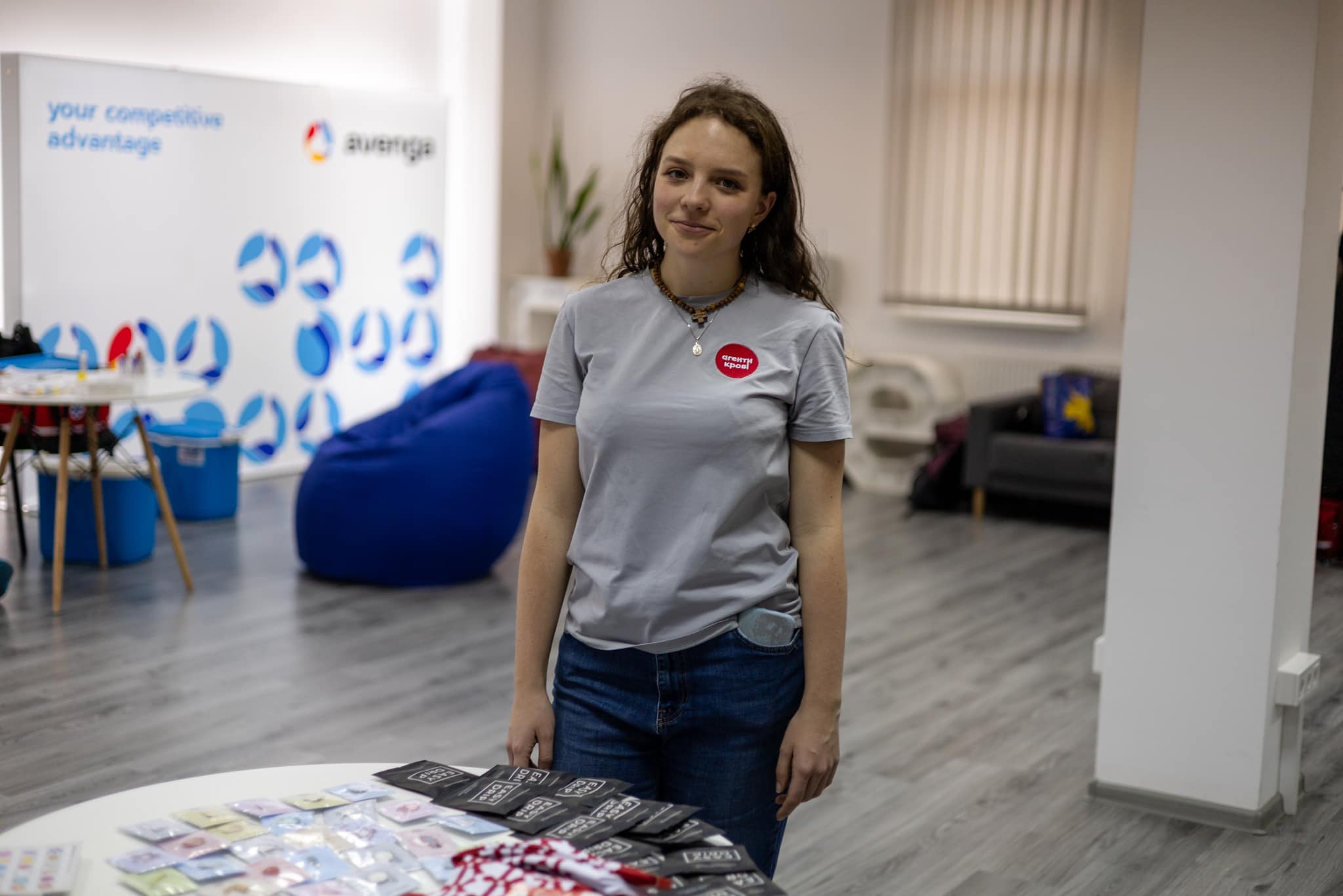 Velitech організувала аукціон, який був побудований на талантах людей: хтось виставив в якості лоту авторську картину, хтось - власноруч сплетений браслет, хтось - вишиванку, вишиту бабусею тощо. 

Під час заходу було зібрано 120 000 грн., а по завершенні компанія вирішила подвоїти цю суму. Таким чином 240 000 грн. були відправлені на потреби колег компанії, які боронять країну.