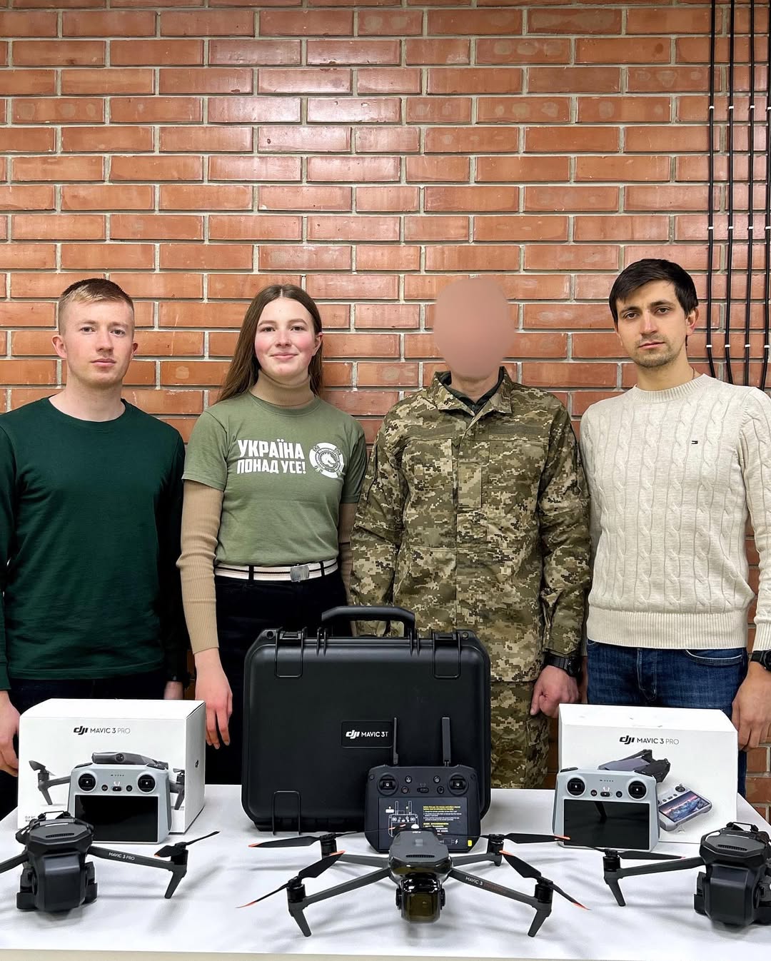 Incora for Ukraine почали рік із спільного з Молодіжним Націоналістичним Конгресом благодійного Вертепу для ЗСУ.

Колядували на дрони для бійців зі 116-ої окремої механізованої бригади на Авдіївський напрямок. Загалом зібрали суму 374 600 грн.

На зібрані кошти придбали 3 дрони:

🔸1 Mavic 3T
🔸2 Mavic 3 PRO.

