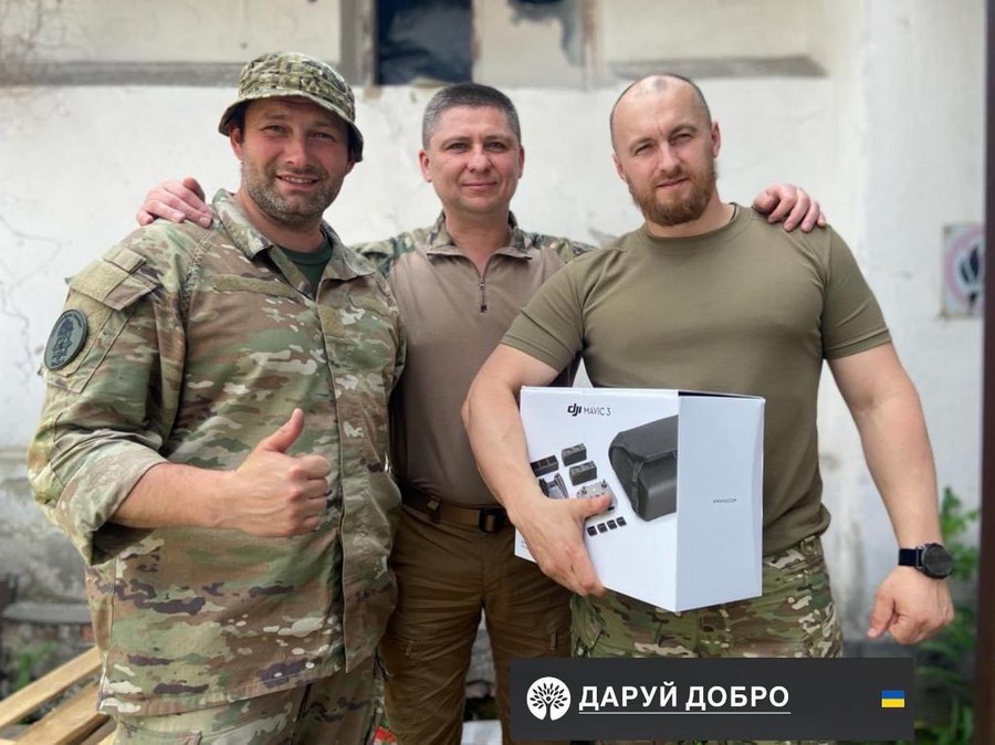 Від початку війни Devico допомагає фонду "Даруй Добро", з яким закуповує допомогу для більше ніж 70 військових частин.  

Зокрема, закуповується: 

Засоби зв’язку та електронна техніка:

- телефони, смартфони, рації;
- обладнання Starlink;
- підсилювачі зв’язку та антени;
- скануючі пристрої для перехоплення зв’язку;
- флеш-карти/карти пам’яті;
- модеми;
- комп‘ютери, ноутбуки, сервери'
- відеокамери;
- 3-D принтери;
- GPS трекери;
- метеостанції.

Засоби безпеки:

- бронежилети;
- шоломи;
- засоби індивідуального захисту (наколінники, окуляри, навушники та тактичні перчатки);
- аптечки НАТівського зразку;
- турнікети та кровоспинні бандажі;
- спеціалізовані черевики для саперів.

Обладнання для забезпечення життєдіяльності та виконання військових завдань:

- квадрокоптери;
- антидронові рушниці;
- анти-FPV-купол;
- генератори;
- тепловізори;
- прилади нічного бачення;
- бензопили;
- спальники, каремати, маскувальні сітки;
- обігрівачі та плити;
- акумуляторні пристрої;
- термобілизна;
- польова кухня;
- когенеративні установки;

Крім того:

- медичні препарати, перев’язочні та хірургічні матеріали для лікарень, госпіталів та медичних підрозділів;
- пальне (бензин, ДП);
- продукти харчування;
- питна вода;
- різні матеріали на кшталт: лопати, сокири, кірки, скоби, плівка, цвяхи, мішки, насоси, конвектори, інвертори, приціли, оптичні приціли, зорові
труби, шини, ноші, перехідники, додаткове обладнання та сезонний одяг і взуття для військовослужбовців;
- засоби особистої гігієни;
- бочки, куби та каністри для транспортування та зберігання пального.

Також Devico допомагає волонтерам у Харківській області.
