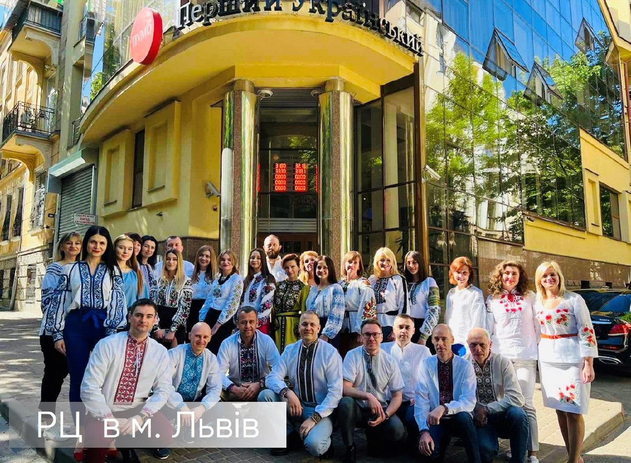 З початку війни банк інвестував у підтримку своїх співробітників понад 194 млн грн. Частина колег працює в небезпечних регіонах і отримує надбавку до зарплатні. Банк надає матеріальну допомогу у разі втрати чи пошкодженні житла, поранення працівників та загибелі членів їхніх родин унаслідок бойових дій, у разі виїзду родин з окупованих територій. Мобілізовані колеги і далі отримують повну зарплатню. 