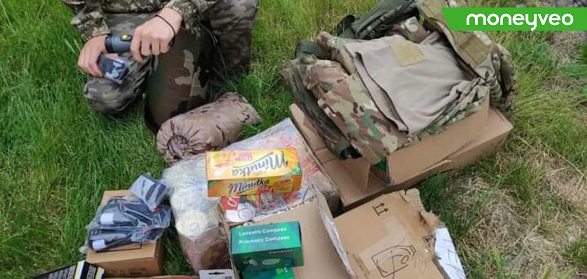 Значну роль відіграють внутрішні ініціативи співробітників. Працівники Moneyveo організовують збори коштів, плетуть маскувальні сітки, здають кров, виготовляють грілки та окопні свічки, допомагають пораненим бійцям необхідними речами й одягом.
