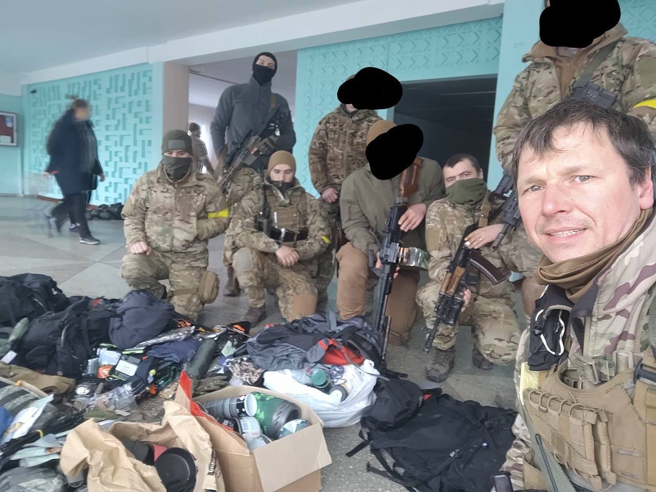За перший рік повномасштабної війни завдяки регулярній допомозі колег Abto Software, вкладу самої компанії, праці залучених осіб вдалося передати на фронт понад $380 000. 