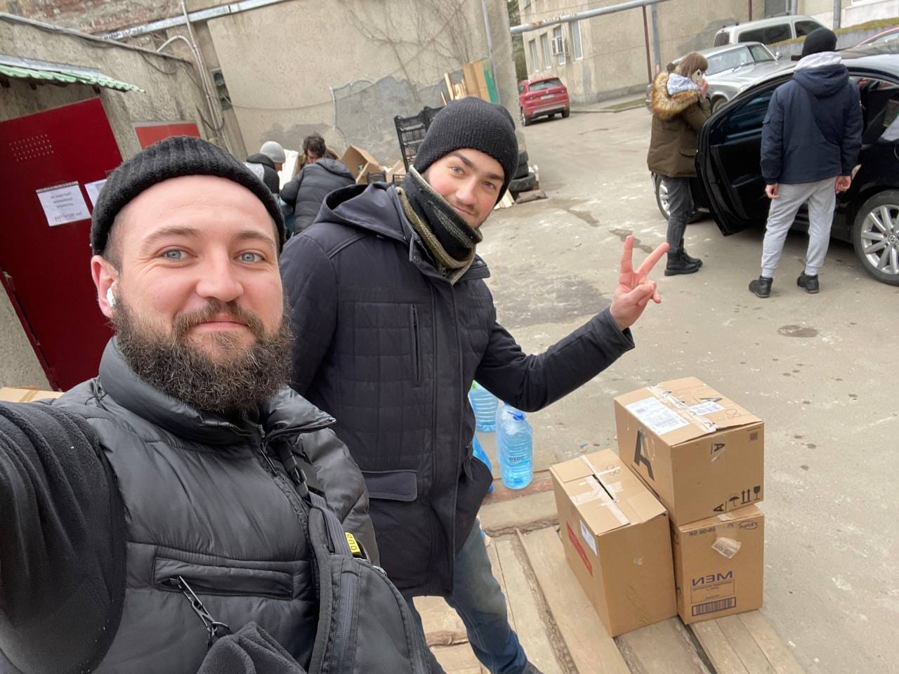 За перший рік повномасштабної війни завдяки регулярній допомозі колег Abto Software, вкладу самої компанії, праці залучених осіб вдалося передати на фронт понад $380 000. 