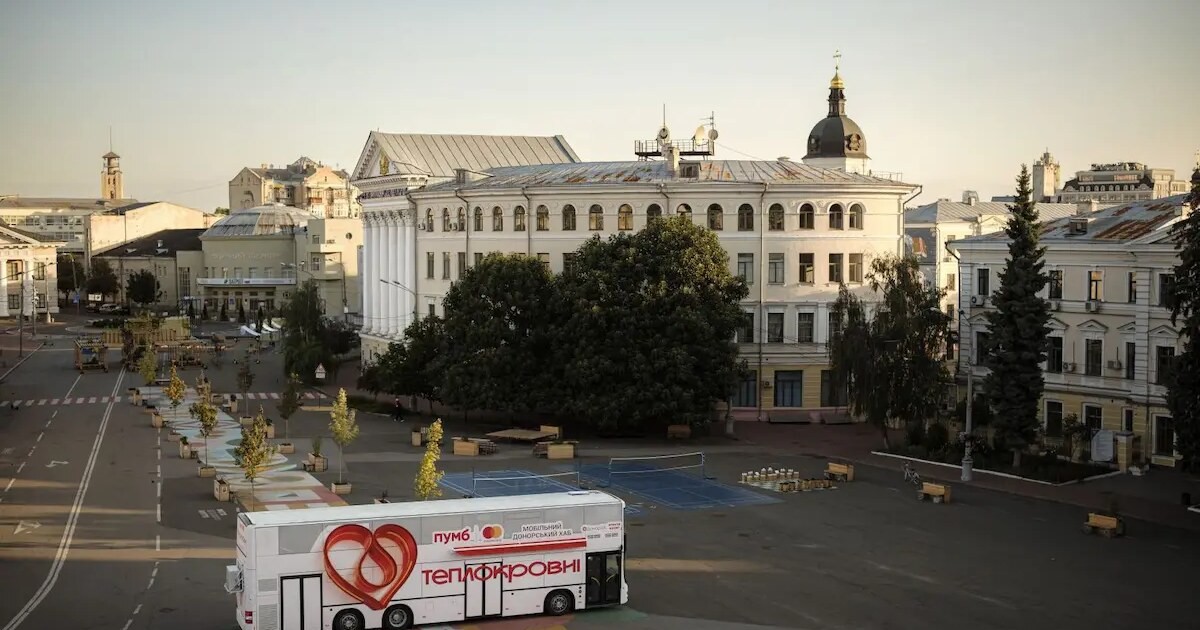9 квітня 2026-го мережа АЗС Ukrnafta забезпечила пальним перший виїзд мобільного донорського центру «Теплокровні» — проєкту ПУМБ і Mastercard Ukraine — Чернігівською та Черкаською областями. Маршрут становив 2450 км; графік хабу публікують на сторінках ініціативи.