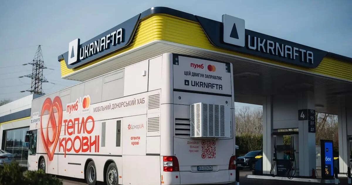 9 квітня 2026-го мережа АЗС Ukrnafta забезпечила пальним перший виїзд мобільного донорського центру «Теплокровні» — проєкту ПУМБ і Mastercard Ukraine — Чернігівською та Черкаською областями. Маршрут становив 2450 км; графік хабу публікують на сторінках ініціативи.