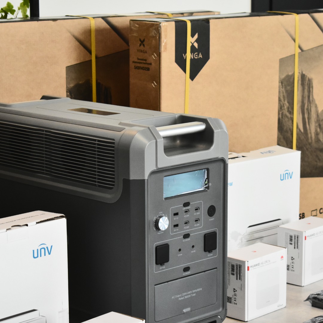 Onix-Systems закрила 6 запитів на різних напрямках. Від купівлі техніки до ремонту авто.
Так, вона передала на потреби Сил спеціальних операцій безперебійники, зарядні станції, відеореєстратори, компоненти для FPV та амуніцію. А також допомогла з ремонтом авто підрозділу свого колеги. 
Крім того, було передано РЕБ “Купол-4”, який протидіє ворожим FPV-дронам на передовій.