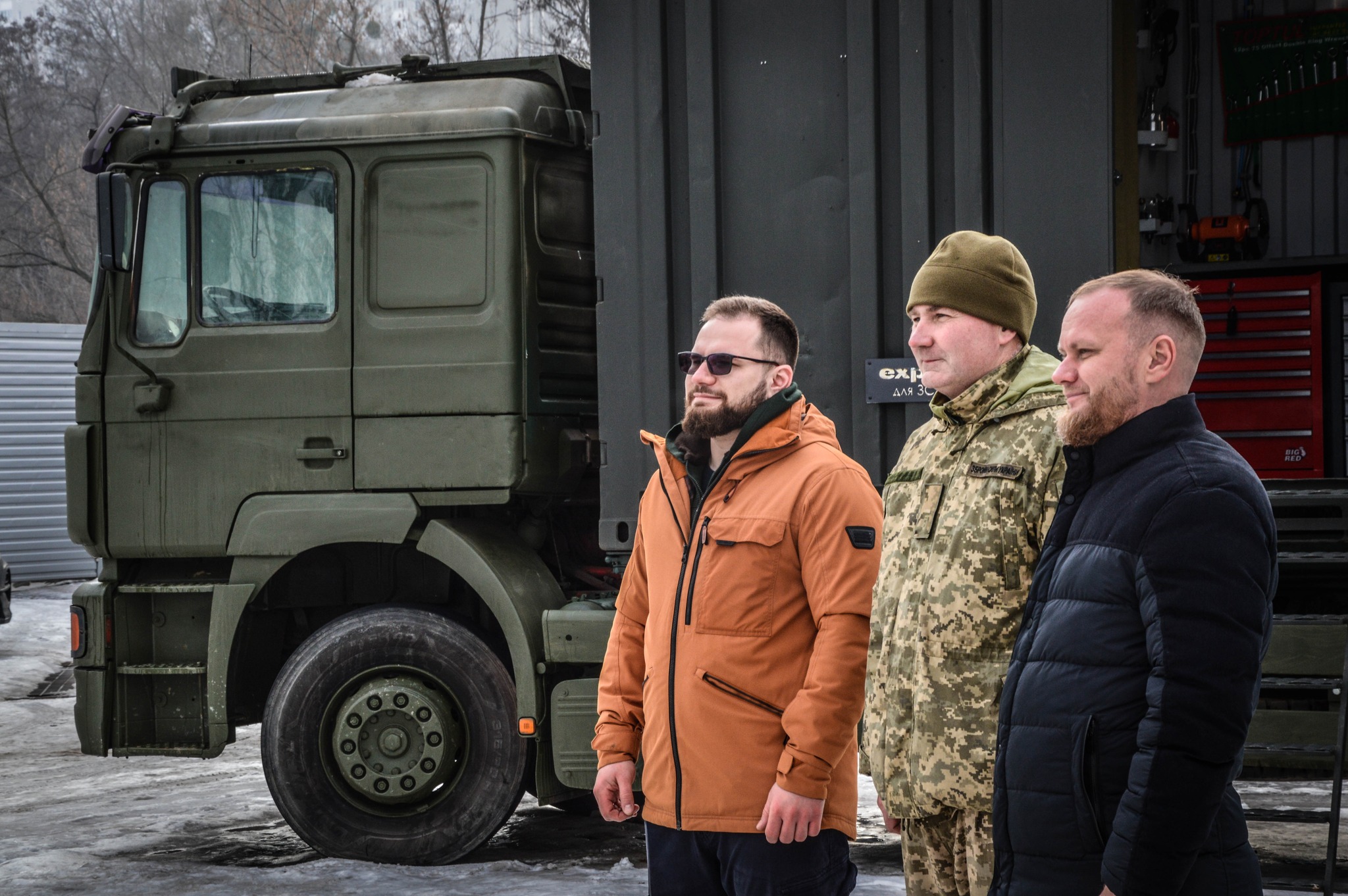 "Реактивна Пошта" та expla створили для 43-ї Окремої Артилерійської Бригади імені гетьмана Тараса Трясила комплекс з МТО і мобільного шиномантажу, які у польових умовах допомагають усувати до 90% всіх поломок. 