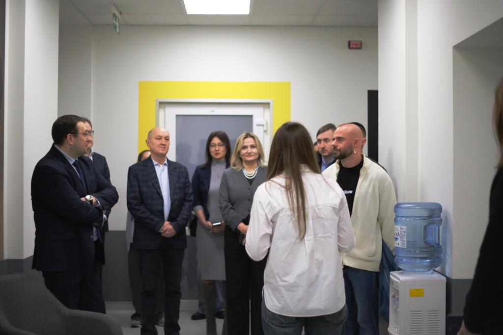 23 грудня 2025-го IT-компанія appflame за підтримки благодійного фонду Genesis for Ukraine відкрила в КПІ імені Ігоря Сікорського навчально-наукову лабораторію протезування, медичної реабілітації та ерготерапії. На її базі реалізують проєкт «Ветеранська магістратура»: ветерани здобувають ступінь магістра за спеціалізацією з інженерії протезування.