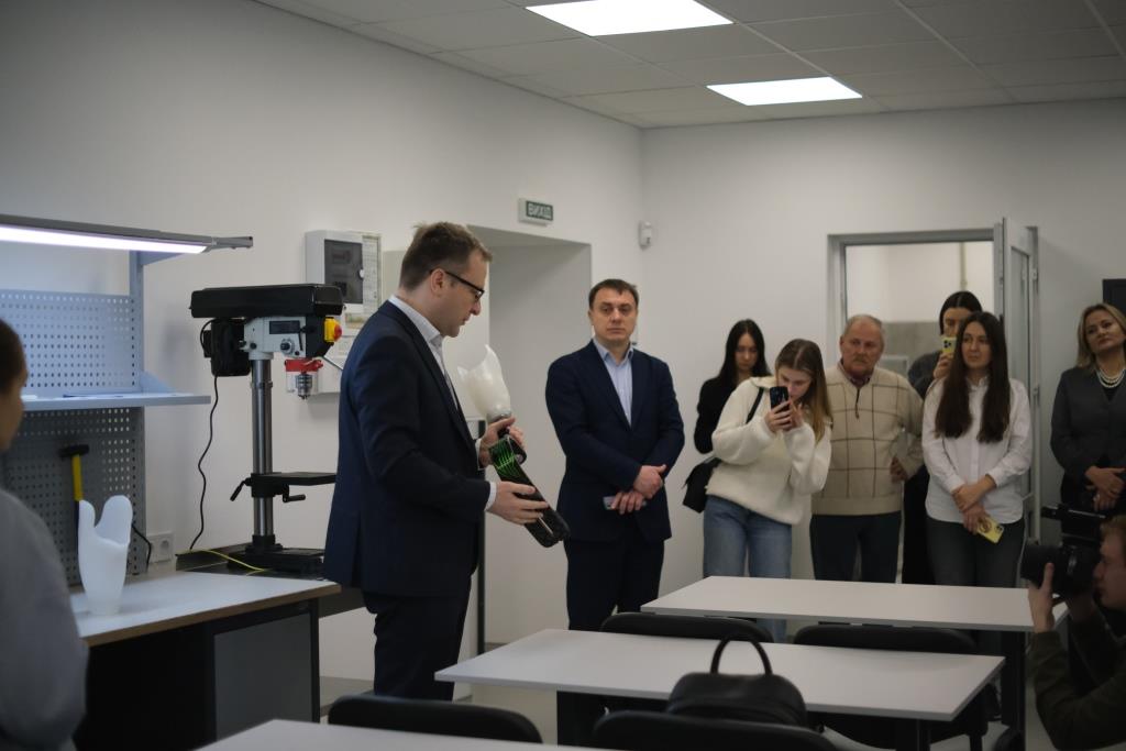23 грудня 2025-го IT-компанія appflame за підтримки благодійного фонду Genesis for Ukraine відкрила в КПІ імені Ігоря Сікорського навчально-наукову лабораторію протезування, медичної реабілітації та ерготерапії. На її базі реалізують проєкт «Ветеранська магістратура»: ветерани здобувають ступінь магістра за спеціалізацією з інженерії протезування.
