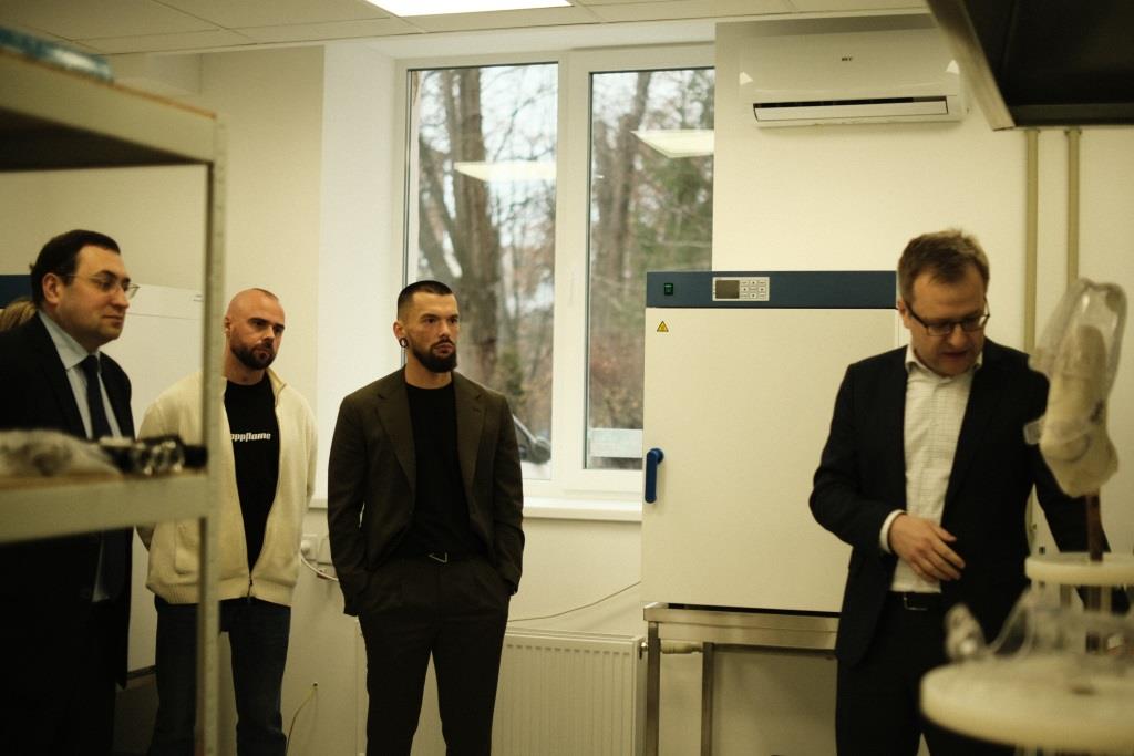 23 грудня 2025-го IT-компанія appflame за підтримки благодійного фонду Genesis for Ukraine відкрила в КПІ імені Ігоря Сікорського навчально-наукову лабораторію протезування, медичної реабілітації та ерготерапії. На її базі реалізують проєкт «Ветеранська магістратура»: ветерани здобувають ступінь магістра за спеціалізацією з інженерії протезування.