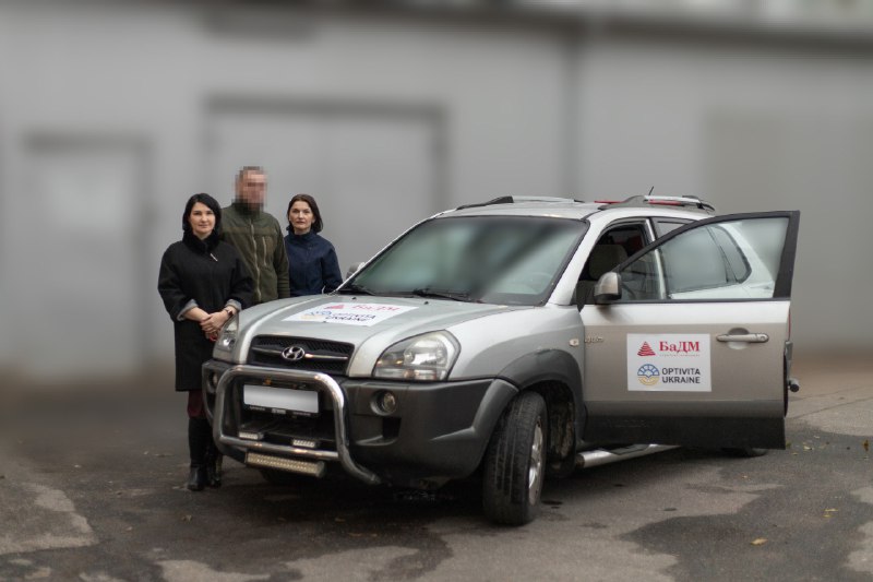 У листопаді 2025-го компанія БаДМ передала автомобілі підрозділам на найгарячіших напрямках фронту — Донецькому, Запорізькому, Сумському та Сіверському. Volkswagen Amarok отримали в 225 ОШП Khorne Group, Toyota RAV4 — у 47 ОМБр «Маґура», Volkswagen Transporter — у 36 ОРМП, а Hyundai Tucson — у 1-му батальйоні 81-ї аеромобільної бригади.