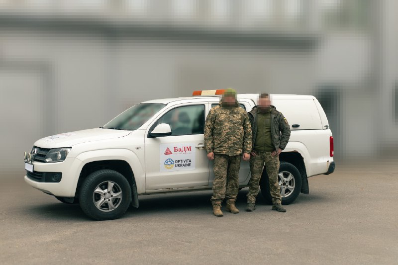 У листопаді 2025-го компанія БаДМ передала автомобілі підрозділам на найгарячіших напрямках фронту — Донецькому, Запорізькому, Сумському та Сіверському. Volkswagen Amarok отримали в 225 ОШП Khorne Group, Toyota RAV4 — у 47 ОМБр «Маґура», Volkswagen Transporter — у 36 ОРМП, а Hyundai Tucson — у 1-му батальйоні 81-ї аеромобільної бригади.
