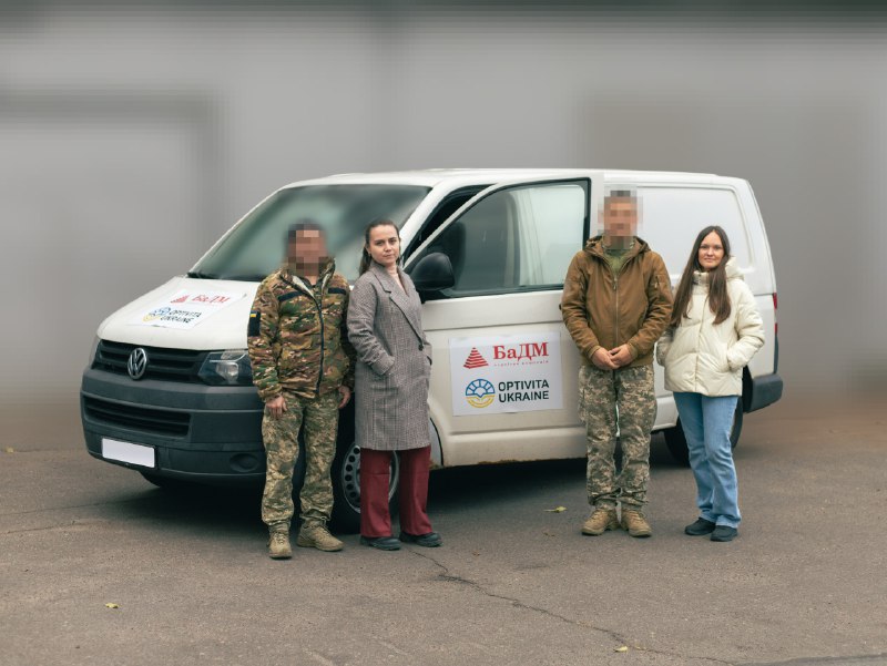 У листопаді 2025-го компанія БаДМ передала автомобілі підрозділам на найгарячіших напрямках фронту — Донецькому, Запорізькому, Сумському та Сіверському. Volkswagen Amarok отримали в 225 ОШП Khorne Group, Toyota RAV4 — у 47 ОМБр «Маґура», Volkswagen Transporter — у 36 ОРМП, а Hyundai Tucson — у 1-му батальйоні 81-ї аеромобільної бригади.