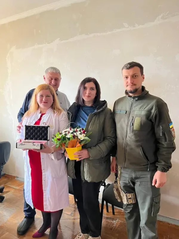 Нова пошта переказала благодійний внесок Харківській воєнній адміністрації в розмірі 160 000 грн на придбання нового авто швидкої допомоги та білірубінометрів, апаратів для діагностування станів новонароджених.