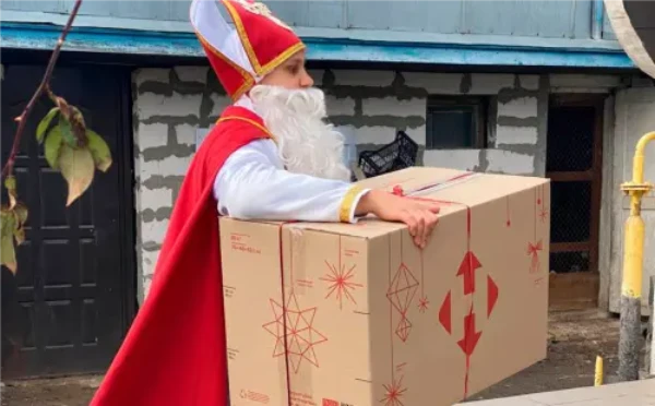 Спільно з платформою Є-допомога Нова пошта доставляє дитячі мрії. Було надано 1000 промокодів на безкоштовну доставку та здійснення дитячих новорічних бажань у категорії «з рук в руки».