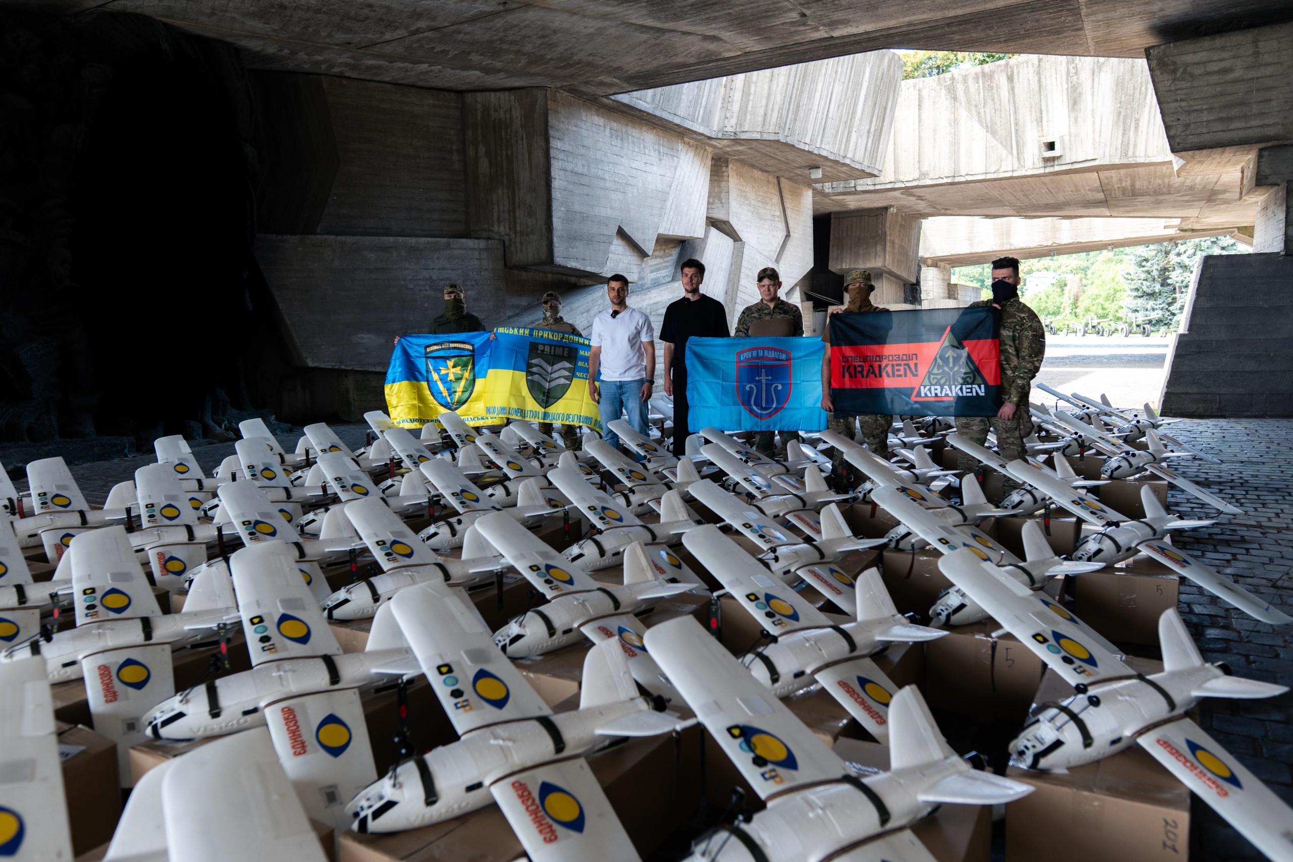 У липні 2026-го Uklon конвертував понад 10 мільйонів медіаторів програми лояльності, які списали понад 14 тисяч користувачів, у корпоративний донат 1 000 000 грн на «Єдинозбір» Благодійного фонду Сергія Притули. Кошти вже спрямували на дрони-перехоплювачі та комплектацію екіпажів операторів.