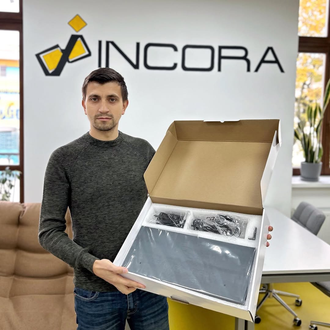 Incora for Ukraine передали голосовий шлюз, який придбав засновник фонду. Цей пристрій був переданий Повітряному Командуванню "Захід". 

Голосовий шлюз дозволяє військовим ефективно спілкуватися через цифрові мережі для голосового зв'язку з зовнішньою аналоговою телефонною мережею. Цей пристрій дозволяє організувати якісний і безпечний зв'язок у частині, де знаходяться військові.
