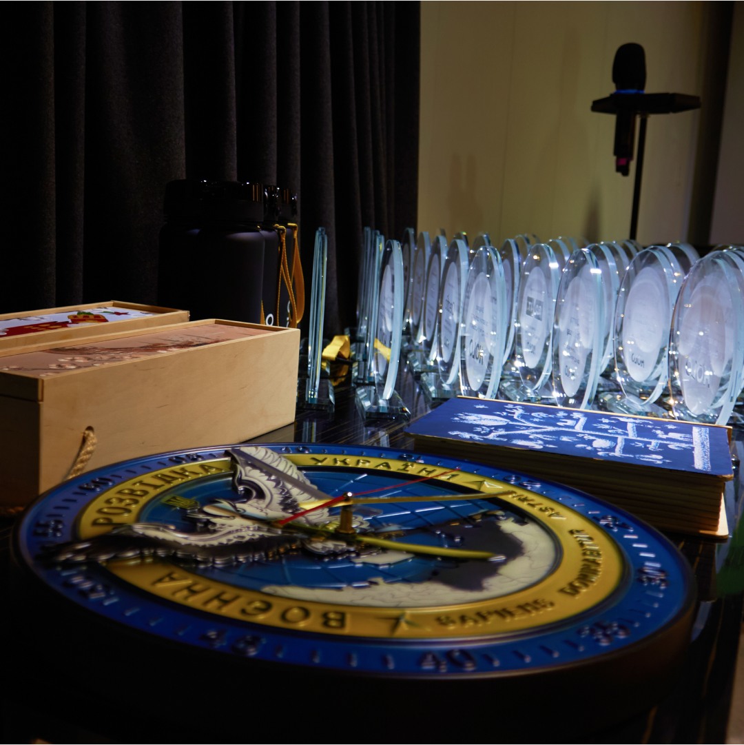 SPD Technology отримали відзнаку “За колосальну допомогу фонду tech-спільноти KOLO”.

Спільними зусиллями вдалося: передати 500 000 грн. на закупівлю БПЛА “Сич”, обміняти Valve Steam Deck на донат і зібрати 309 555 грн для “Вовків да Вінчі” та понад 40 000 грн на двох благодійних технічних заходах "SPD Talk". 
