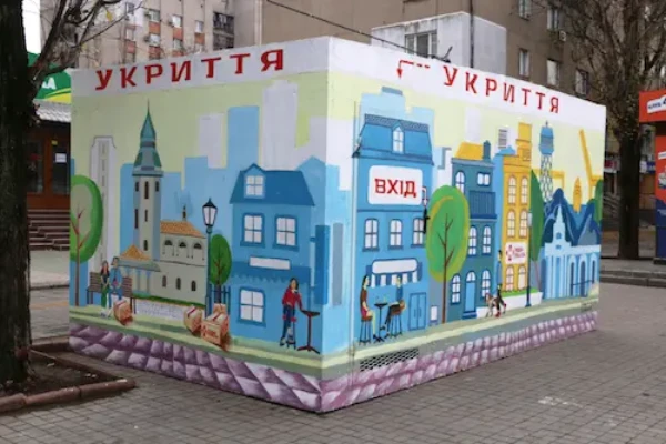 Аби якомога більше українців могли врятуватися від ракетних обстрілів, ми приєдналися до ініціативи SafePlace4UA й оплатили створення і встановлення мобільного сховища в одному з районів Миколаєва. Споруда розташовується поблизу зупинки громадського транспорту та здатна захистити майже 20 людей.