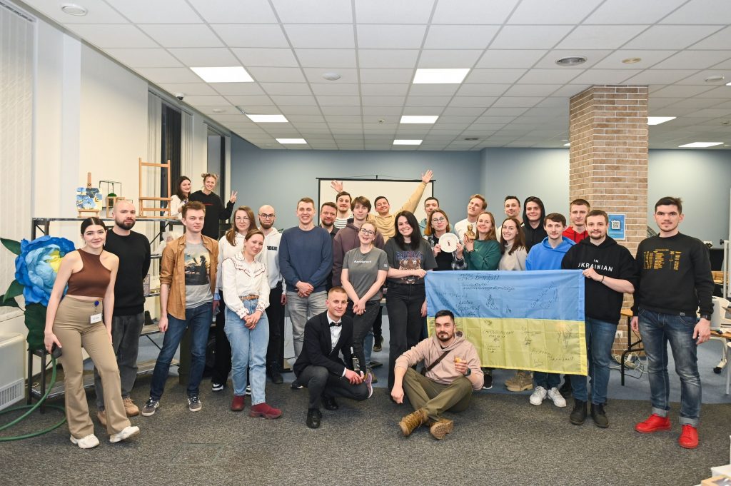 Щомісяця в компанії проходять різні акції, до яких можуть долучитись колеги – випічка хліба в інклюзивній пекарні The Good Bread from Good People, корпоративне донорство крові, проведення свят для дітей ВПО в Ірпені, благодійні аукціони, благодійний табір для дітей ВПО. 

Один з проєктів – ZoolaCamp. Це табір для 30 дітей ВПО у Карпатах. Десять днів педагоги провели з дітьми. Працювали з емоційною, інтелектуальною та фізичною складовими для того, щоб діти змогли перемикнутись і відпочити.