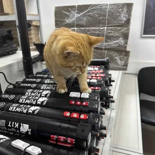 Щосуботи команда ГО Powerkit збирає та відправляє повербанки та ліхтарі, аби бійці могли залишатися на зв’язку в найскладніших умовах. А "Нова Пошта" підтримує ініціативу та власним коштом доставляє девайси на передову.
