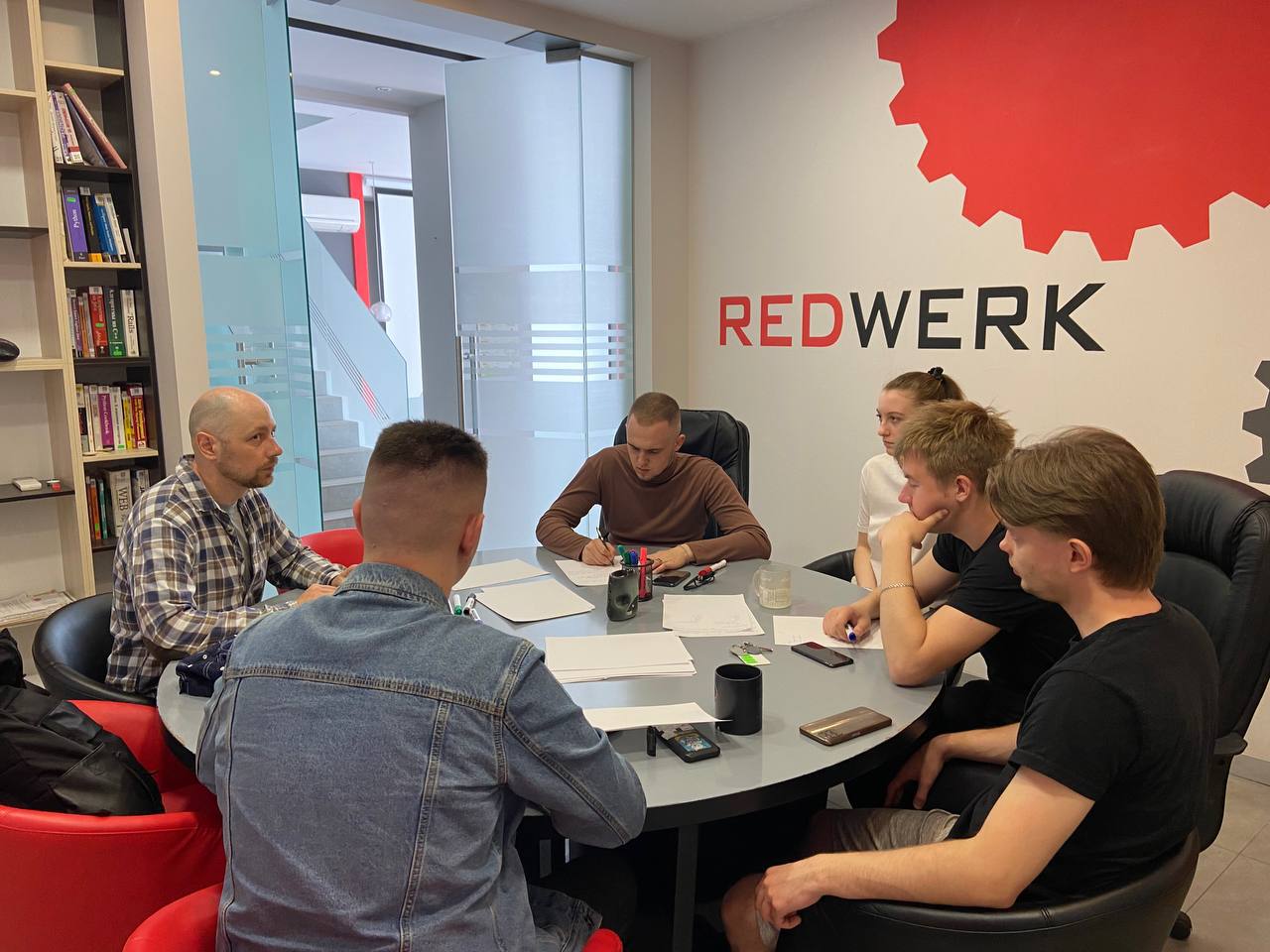 IT-компанія перетворила свій офіс у Запоріжжі на волонтерський хаб. Оскільки команда Redwerk наразі працює повністю віддалено, було прийняте рішення передати офіс благодійним фондам. Приміщення використовується як хаб для зустрічей, спільних проєктів та навчання молоді у сфері ІТ.