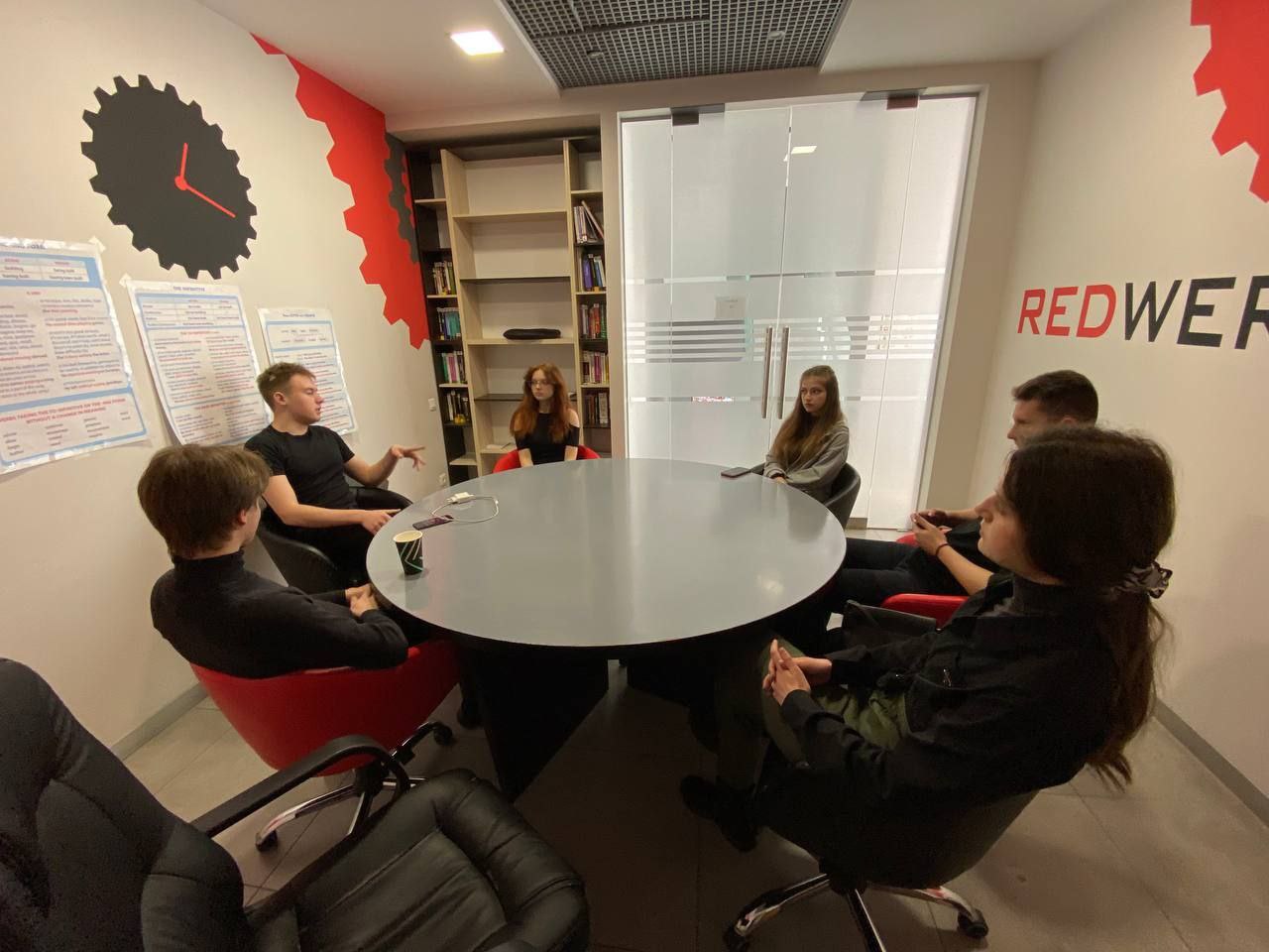 IT-компанія перетворила свій офіс у Запоріжжі на волонтерський хаб. Оскільки команда Redwerk наразі працює повністю віддалено, було прийняте рішення передати офіс благодійним фондам. Приміщення використовується як хаб для зустрічей, спільних проєктів та навчання молоді у сфері ІТ.
