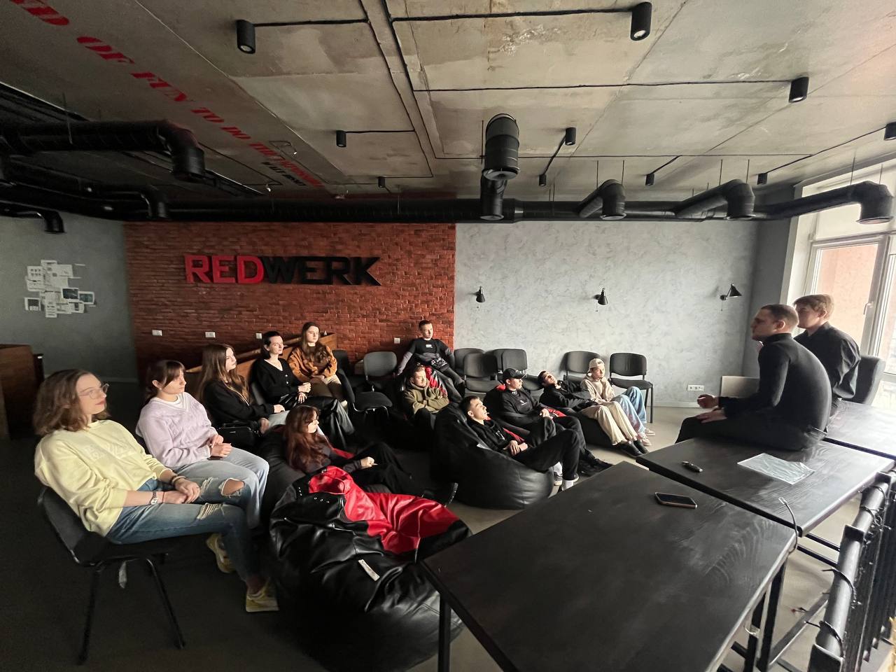 IT-компанія перетворила свій офіс у Запоріжжі на волонтерський хаб. Оскільки команда Redwerk наразі працює повністю віддалено, було прийняте рішення передати офіс благодійним фондам. Приміщення використовується як хаб для зустрічей, спільних проєктів та навчання молоді у сфері ІТ.
