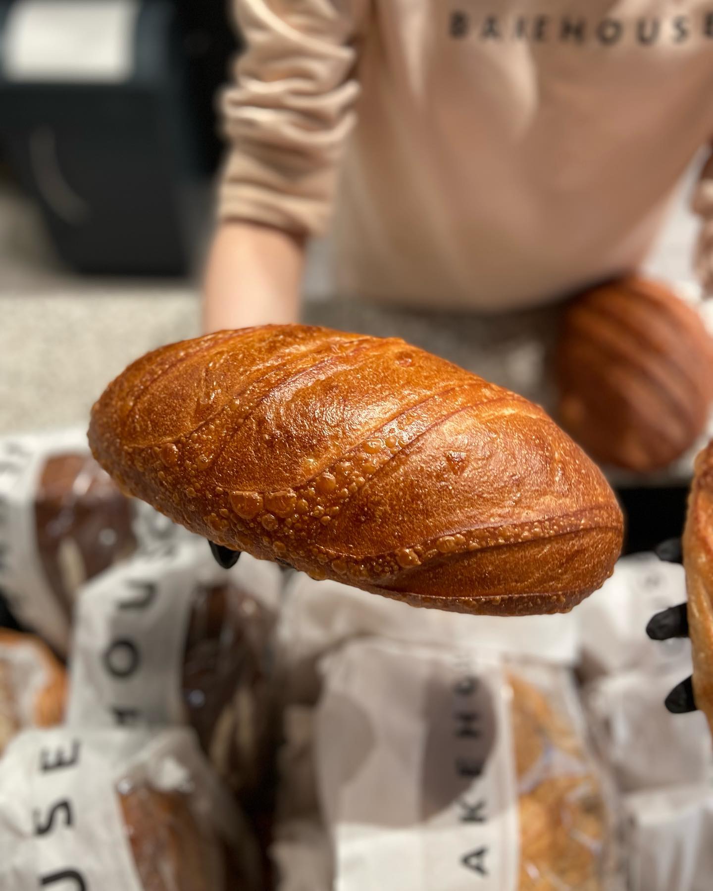 З перших днів війни пекарня компанії Bakehouse пекла батони для ЗСУ, тероборони, лікарів та літніх людей. 