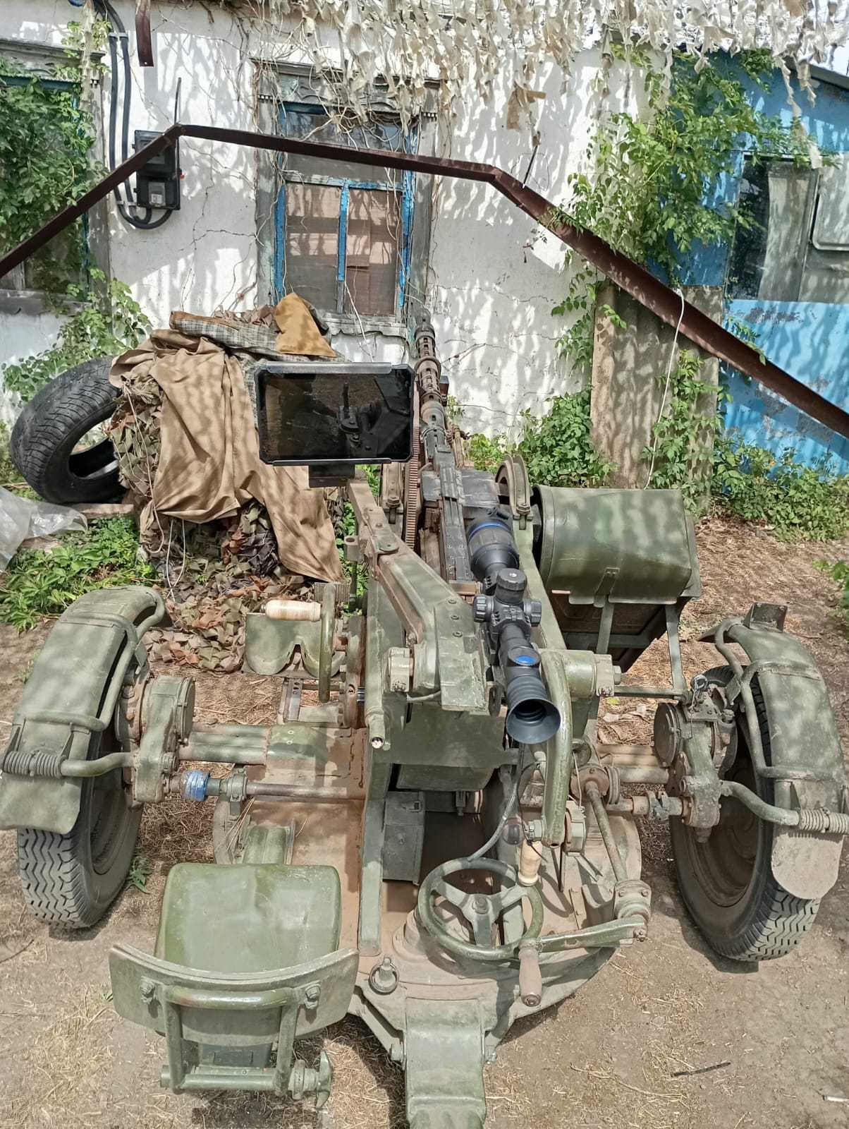 У межах підтримки 108-ї окремої бригади територіальної оборони, яка тримає оборону на Оріхівському напрямку, Geniusee долучилася до збору коштів на два тепловізори Cyclops 335 PRO та чотири планшети. Це обладнання підвищує ефективність виявлення та знищення шахедів, забезпечуючи оперативність дій підрозділу й точність виконання завдань.Загальна сума підтримки склала 127 000 грн.