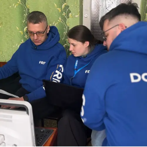 На прифронтових територіях доступ до медицини часто залишається недосяжною розкішшю. Найближчі лікарі – за десятки кілометрів, а виїхати на прийом означає витратити час і кошти.Тому медичні місії виїзди FRIDA Ukraine – порятунок для мешканців найуразливіших громад. І "Нова Пошта" забезпечує логістику критично важливих медикаментів і матеріалів для жителів.