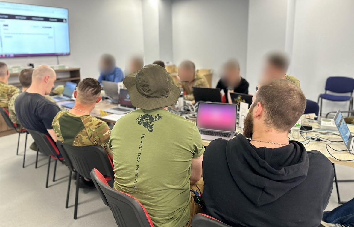 Одним з перших масштабних проєктів miltech-напряму IT Dnipro Community став «Мережі та зв’язок» — навчання військовослужбовців-зв’язківців. Обсяги, канали та вимоги до керування трафіком значно зросли, але зв’язківцям часто бракувало сучасних знань з побудови безпечних мереж і забезпечення надійного й захищеного зв’язку. Цю прогалину вирішили усунути, тож стали готувати фахівців на відповідному обладнанні.

Під час спілкування з військовими у спільноті зрозуміли, що потрібен продукт, який фактично працюватиме з однієї „коробки“.

Для розробки зібрали команду з айтівців компаній-учасників спільноти, які мають релевантний досвід і запропонували цікаві рішення. Так створили Tactical CommLink Point. 

Tactical CommLink Point допомагає за кілька хвилин розгортати захисні мережі із заздалегідь налаштованими розподілом і пріоритезацією трафіку. Налаштована агрегація всіх вхідних каналів у єдине ціле має свої правила аналізу їхньої доступності та якості. У разі втрати вхідного каналу чи його виходу за межі допуску, трафік автоматично перемикається на інші відповідно до налаштувань, тож допомога ІТ-спеціаліста не потрібна. Після відновлення вхідного каналу все автоматично повертається до первинного стану.
